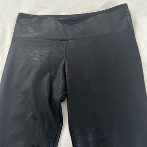Onzie workout leggings with snake skin print black on black size s/m